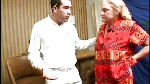 Напален диви милф Сторми Даниелс длабоко грло на млад човек