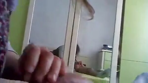 Пленот бринета секс-пот дава убава дувалка и добива римџоб за возврат