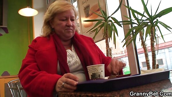 Две непослушни пилиња цицаат еден кур на отворено