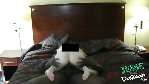 Искусната мајка со дилдо вежба тесна вагина на црвенокоса тинејџерка