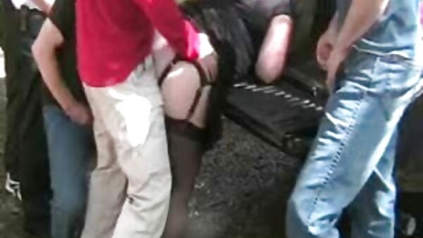 Шемале пиле во искинати гаќички добива нејзината ебана аналната дупка