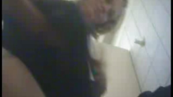 Тенок абонос девојка Капри Стајлс јава нејзиниот кур во обратен стил на каубојка