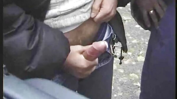 Сексапил Шемале во бели чорапи и ја дава главата